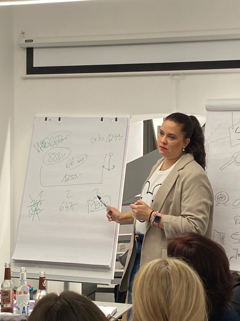 Stephanie Schlicker präsentiert an einem Flipchart in einem Offline Workshop